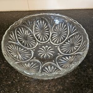 Vintage clear glass starburst serving bowl with scalloped edeges